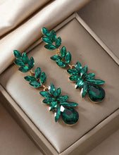 Cargar imagen en el visor de la galería, Aretes colgantes cristales verde
