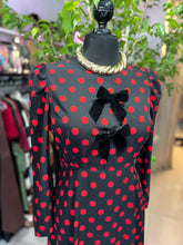 Cargar imagen en el visor de la galería, Vestido negro lunares rojos
