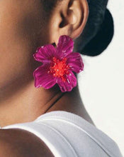 Cargar imagen en el visor de la galería, Aretes flores magenta

