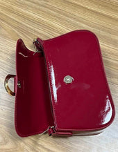 Cargar imagen en el visor de la galería, Bolso tipo charol rojo
