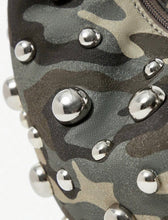 Cargar imagen en el visor de la galería, Bolso camuflaje con estoperoles
