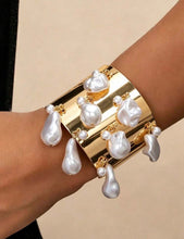 Cargar imagen en el visor de la galería, Brazalete dorado con perlas
