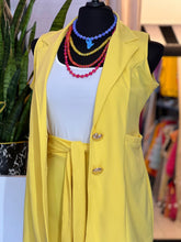 Cargar imagen en el visor de la galería, Set chaleco &amp; short amarillo
