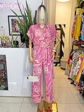 Cargar imagen en el visor de la galería, Set blusa &amp; pantalón estampado rosa
