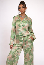 Cargar imagen en el visor de la galería, Set camisa &amp; pantalon satén
