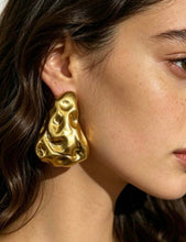 Cargar imagen en el visor de la galería, Aretes dorados desigual
