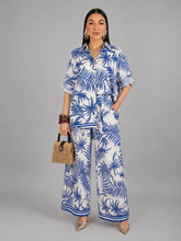 Cargar imagen en el visor de la galería, Camisa &amp; pantalón blanco estampado azul
