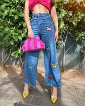 Cargar imagen en el visor de la galería, Pantalon denim con mariposas
