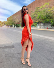 Cargar imagen en el visor de la galería, Vestido asimétrico naranja con plumas
