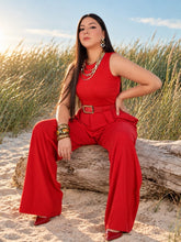 Cargar imagen en el visor de la galería, Pantalón rojo con cinturón
