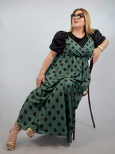 Cargar imagen en el visor de la galería, Maxi vestido verde lunares negros
