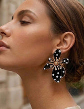 Cargar imagen en el visor de la galería, Aretes flores negras lunares blancos
