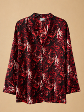 Cargar imagen en el visor de la galería, Blusa estampado floral rojo negro
