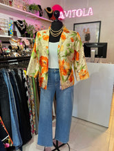 Cargar imagen en el visor de la galería, Blazer flores naranjas
