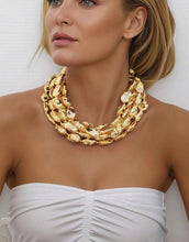 Cargar imagen en el visor de la galería, Maxi collar perlas doradas
