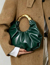 Cargar imagen en el visor de la galería, Bolso de mano verde asa dorada
