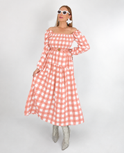 Cargar imagen en el visor de la galería, Vestido cuadros rosa con blanco
