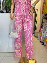 Cargar imagen en el visor de la galería, Set blusa &amp; pantalón estampado rosa
