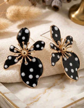 Cargar imagen en el visor de la galería, Aretes flores negras lunares blancos
