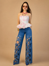 Cargar imagen en el visor de la galería, Pantalón denim con flores
