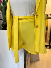 Cargar imagen en el visor de la galería, Set chaleco &amp; short amarillo
