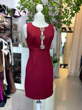 Cargar imagen en el visor de la galería, Vestido tinto botones dorados
