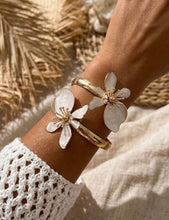 Cargar imagen en el visor de la galería, Pulsera dorada flores
