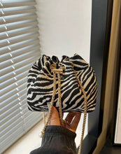 Cargar imagen en el visor de la galería, Bolso crossbody zebra
