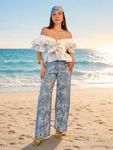 Cargar imagen en el visor de la galería, Pantalón denim con aplicaciones de flores
