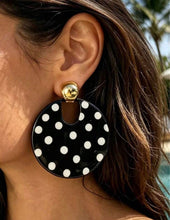 Cargar imagen en el visor de la galería, Aretes negros lunares blancos
