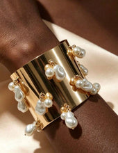 Cargar imagen en el visor de la galería, Brazalete dorado con perlas
