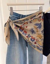 Cargar imagen en el visor de la galería, Mascada beige estampado
