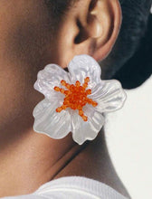 Cargar imagen en el visor de la galería, Aretes flores transparente
