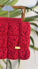 Cargar imagen en el visor de la galería, Bolso crochet rojo asa madera
