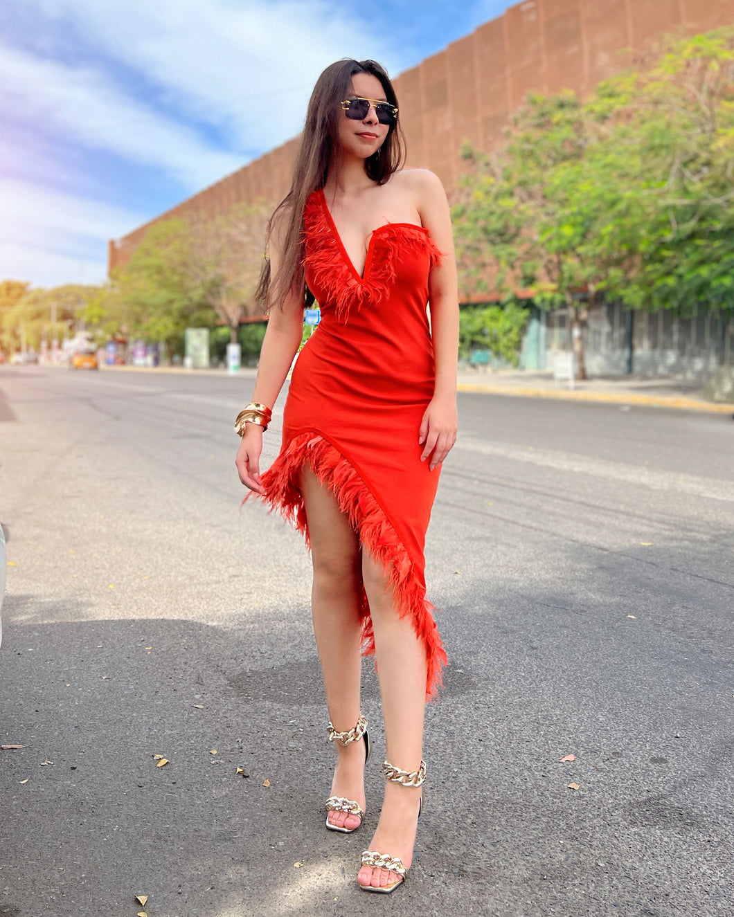 Vestido asimétrico naranja con plumas