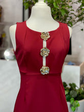 Cargar imagen en el visor de la galería, Vestido tinto botones dorados

