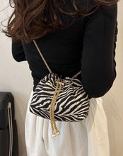 Cargar imagen en el visor de la galería, Bolso crossbody zebra
