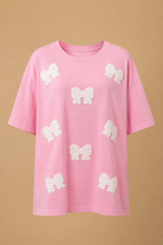 Cargar imagen en el visor de la galería, Playera oversized rosa moños blancos
