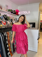 Cargar imagen en el visor de la galería, Vestido olanes rosa fucsia
