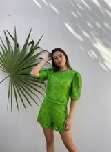 Cargar imagen en el visor de la galería, Set blusa &amp; short encaje verde
