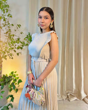 Cargar imagen en el visor de la galería, Vestido beige plisado
