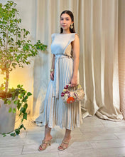 Cargar imagen en el visor de la galería, Vestido beige plisado
