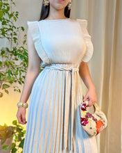 Cargar imagen en el visor de la galería, Vestido beige plisado
