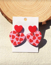 Cargar imagen en el visor de la galería, Aretes corazones rojos
