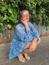 Cargar imagen en el visor de la galería, Vestido mesh azul estampado
