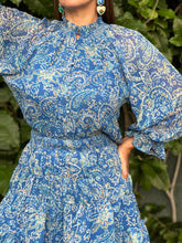 Cargar imagen en el visor de la galería, Vestido mesh azul estampado
