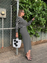 Cargar imagen en el visor de la galería, Vestido rayas negro con blanco midi
