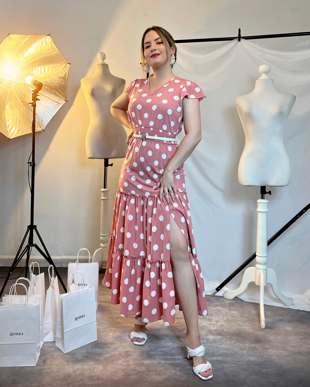 Vestido rosa lunares blancos