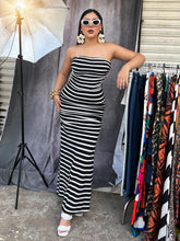 Cargar imagen en el visor de la galería, Vestido straple rayas negro con blanco
