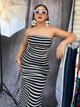 Cargar imagen en el visor de la galería, Vestido straple rayas negro con blanco
